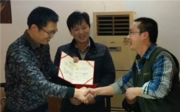 年度總結(jié)暨表彰會，員工喜領(lǐng)股權(quán)證書、榮譽(yù)證書和獎(jiǎng)金